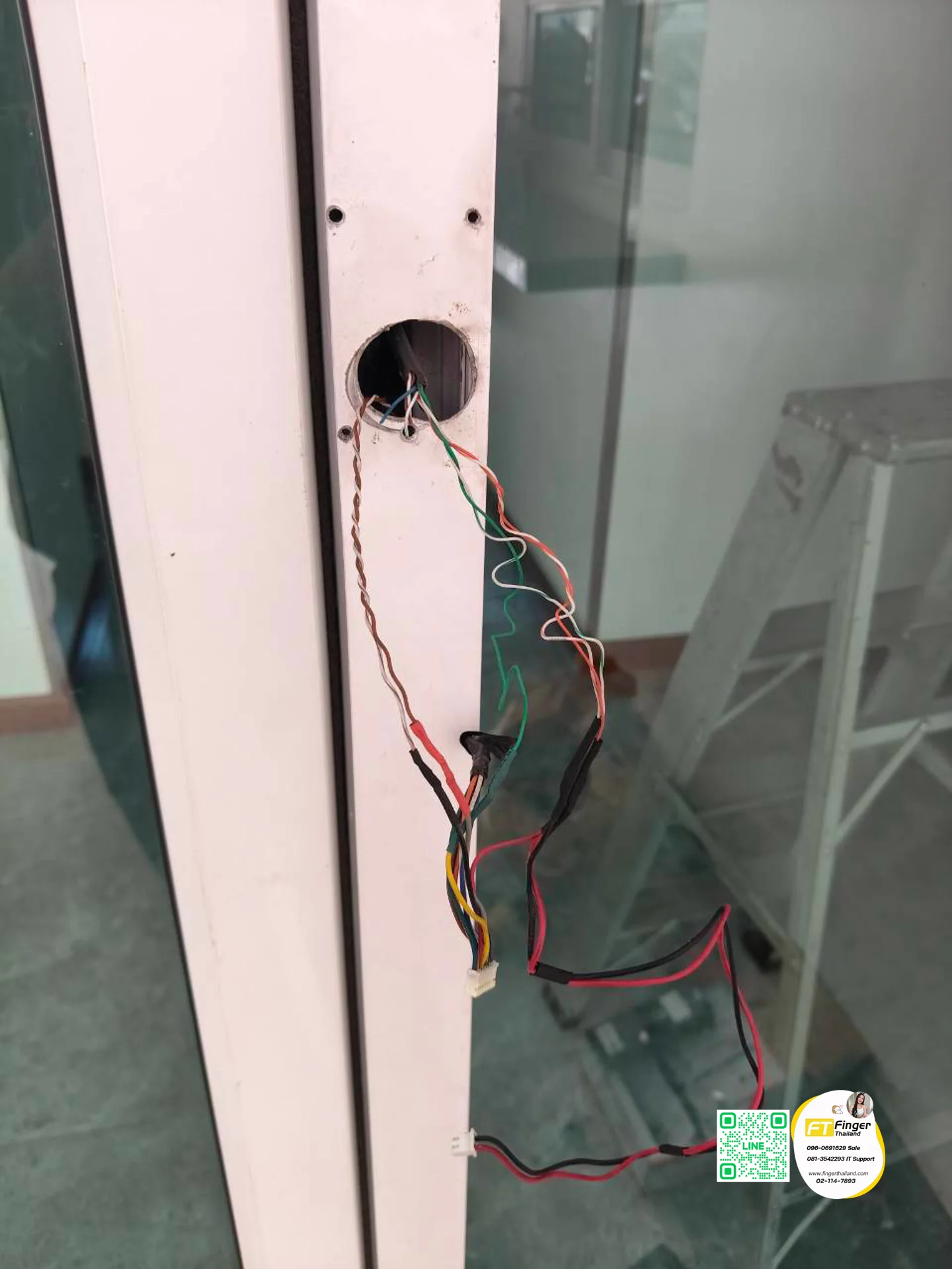 ซ่อมระบบ Keycard ทาบบัตรที่เก่ามาหลายปี มาเป็นสแกนนิ้วสำหรับ Condo